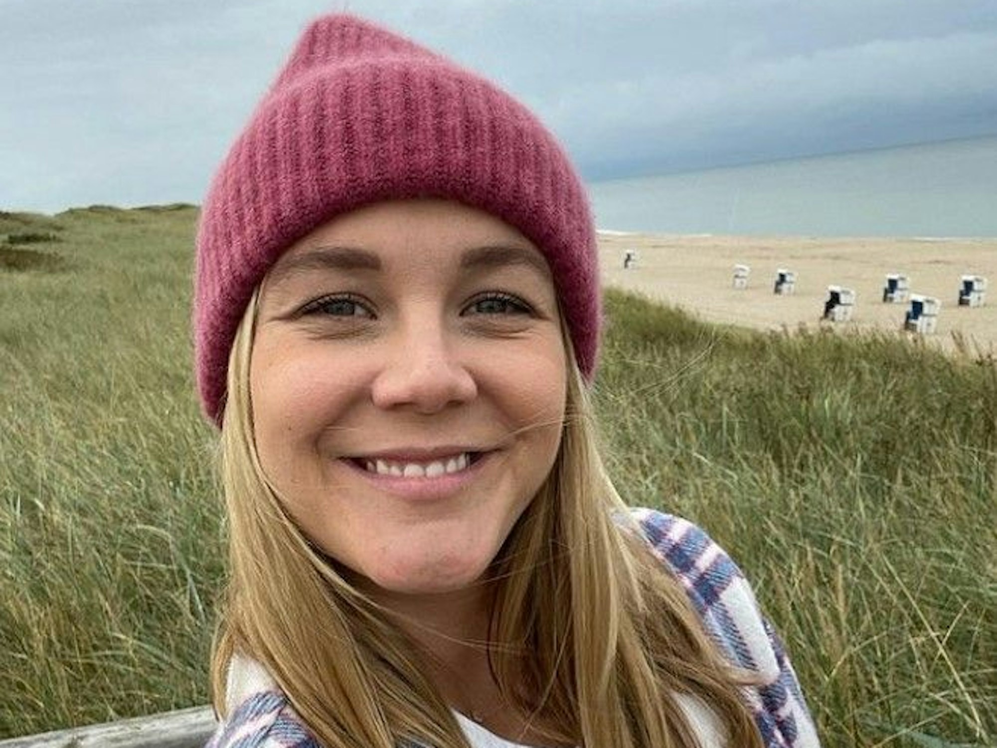 Alina Merkau, hier auf einem Instagram-Selfie im September 2021, steht am Strand.