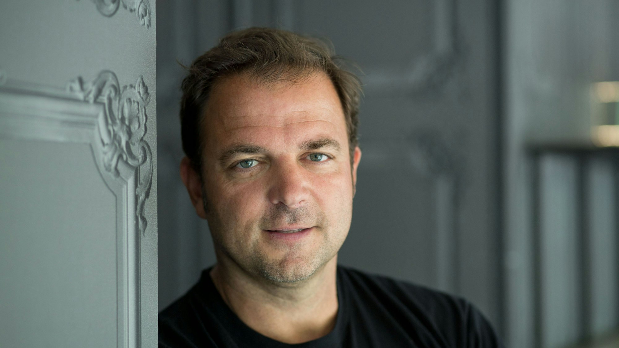 ARCHIV - Hundetrainer, Komiker und Buchautor Martin Rütter posiert am 14.09.2016 in Berlin im Rahmen eines Pressetags.