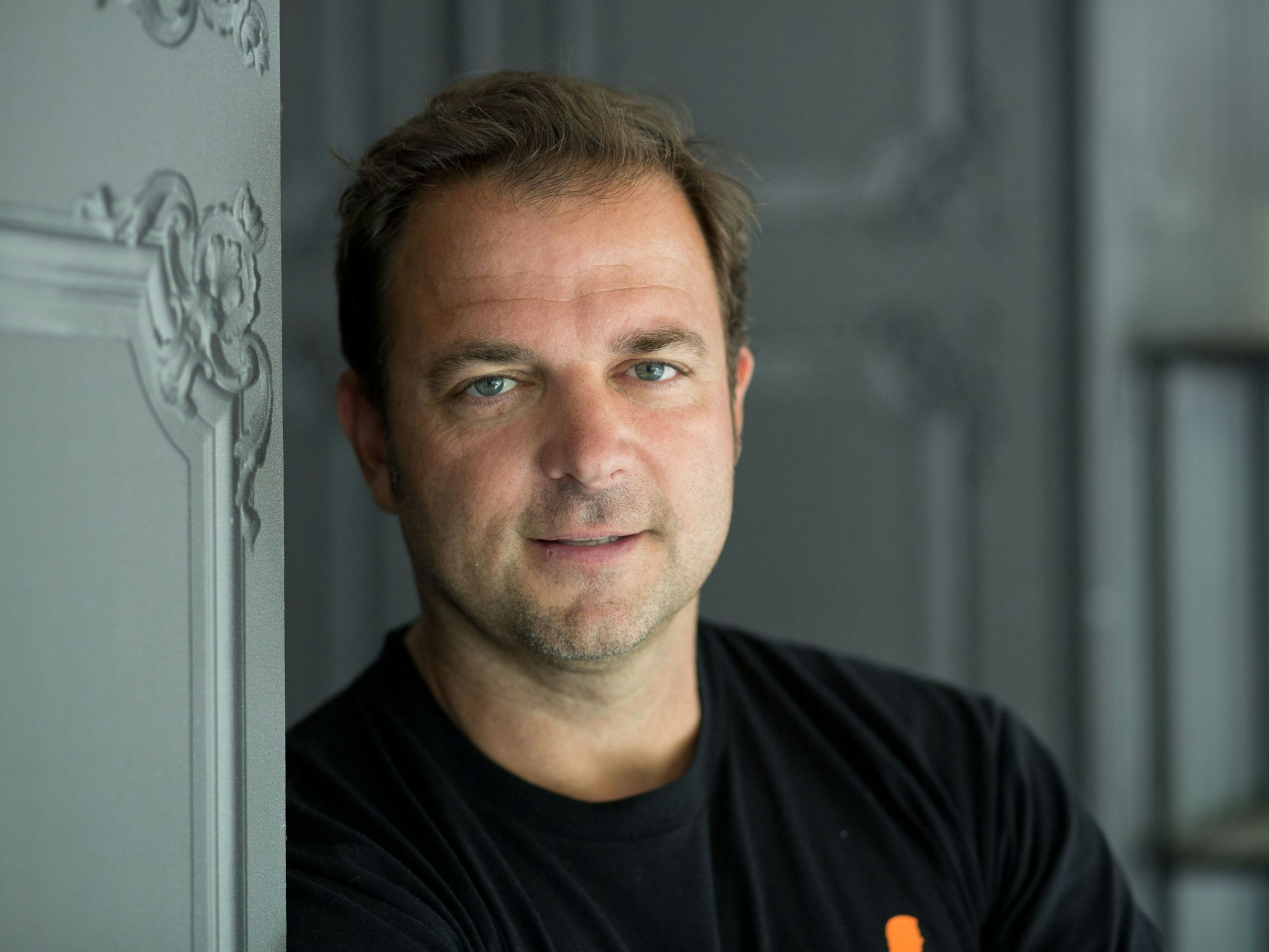 Hundetrainer, Komiker und Buchautor Martin Rütter posiert am 14.09.2016 in Berlin im Rahmen eines Pressetags.