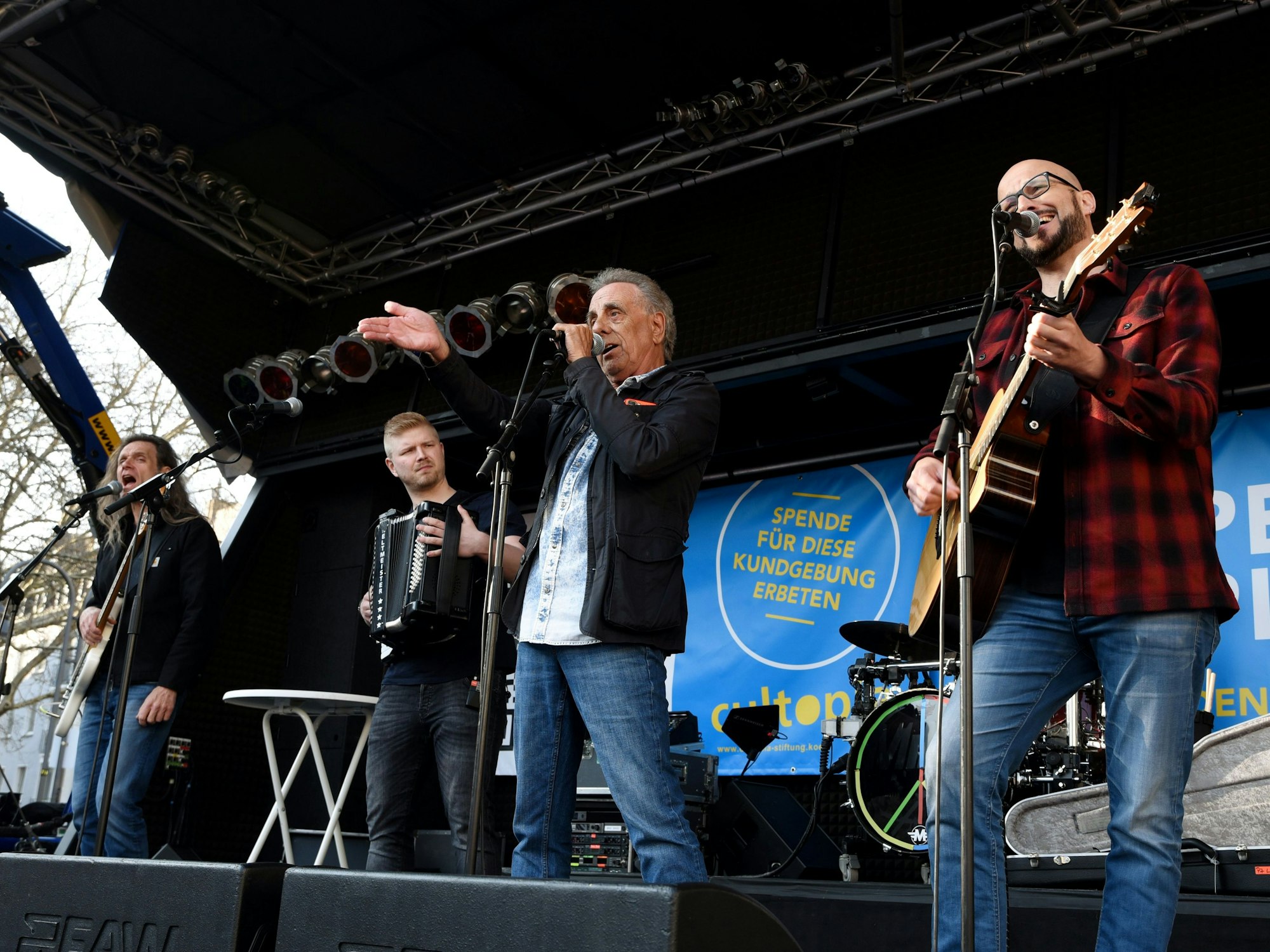 Die Bläck Fööss und Miljö beim Benefizkonzert auf dem Heumarkt.