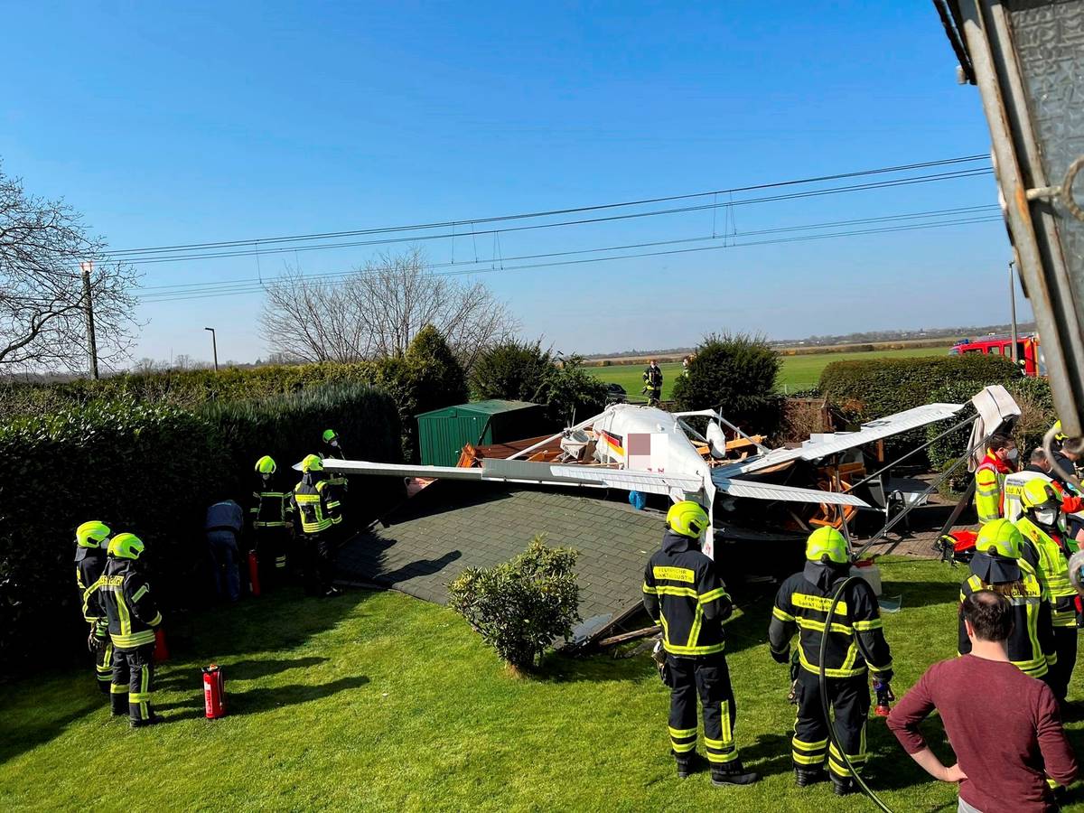 Am Mittwochmittag (23. März 2022) ist in Sankt Augustin-Hangelar eine Cessna in den Garten eines Wohnhauses gestürzt.