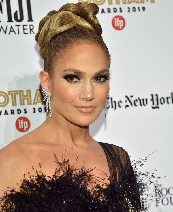 Jennifer Lopez mit Make-up auf dem roten Teppich.