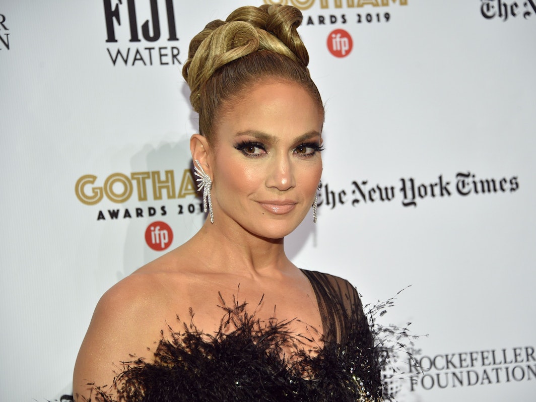 Jennifer Lopez mit Make-up auf dem roten Teppich.