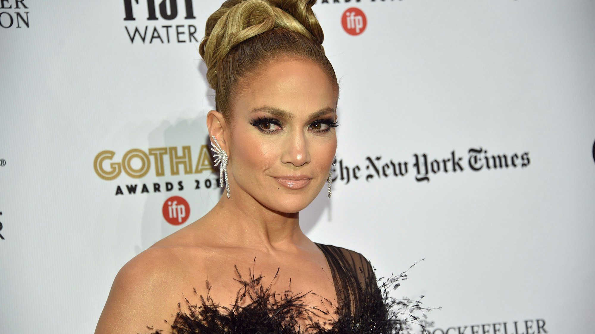 Jennifer Lopez mit Make-up auf dem roten Teppich.