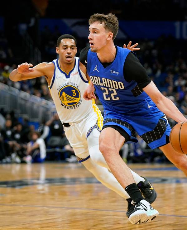 Franz Wagner dribbelt gegen Jordan Poole.