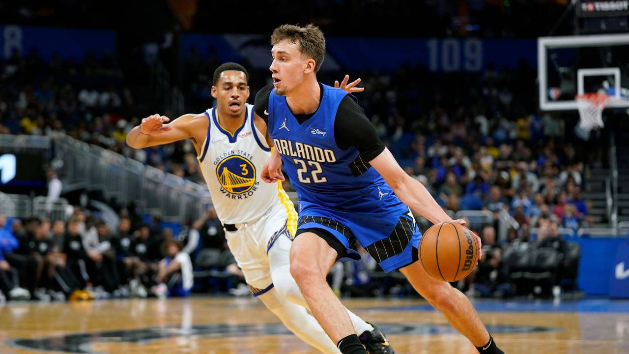 Franz Wagner dribbelt gegen Jordan Poole.