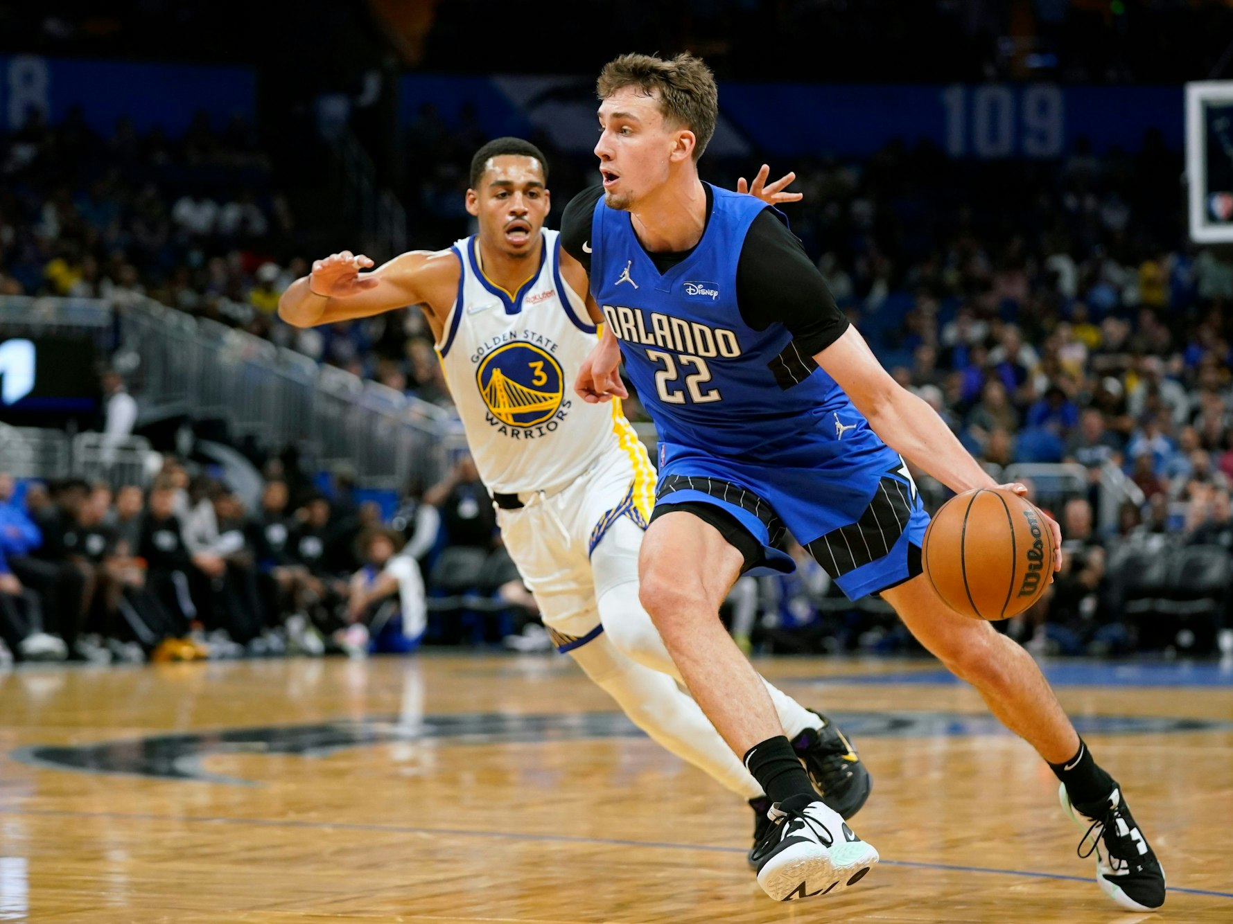 Franz Wagner dribbelt gegen Jordan Poole.