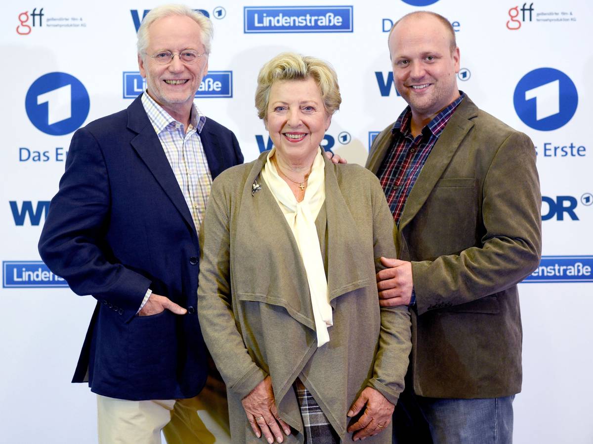 Die Schauspieler Joachim H. Luger (l), Marie-Luise Marjan (M) und Moritz A. Sachs bei einem Fototermin für die ARD. Jetzt verlässt „Mutter Beimer“ Köln und zieht nach Hamburg.