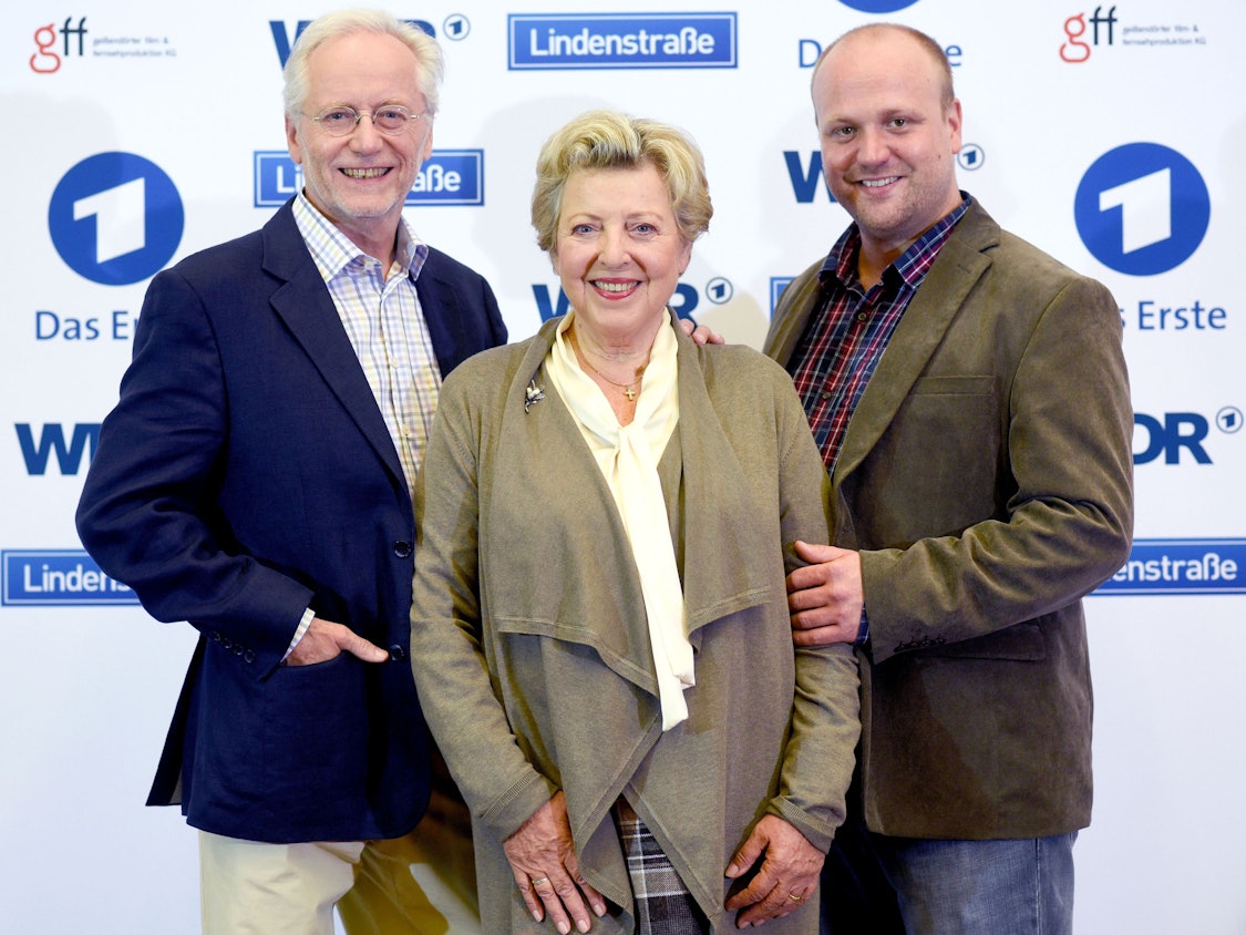 Die Schauspieler Joachim H. Luger (l), Marie-Luise Marjan (M) und Moritz A. Sachs bei einem Fototermin für die ARD. Jetzt verlässt „Mutter Beimer“ Köln und zieht nach Hamburg.