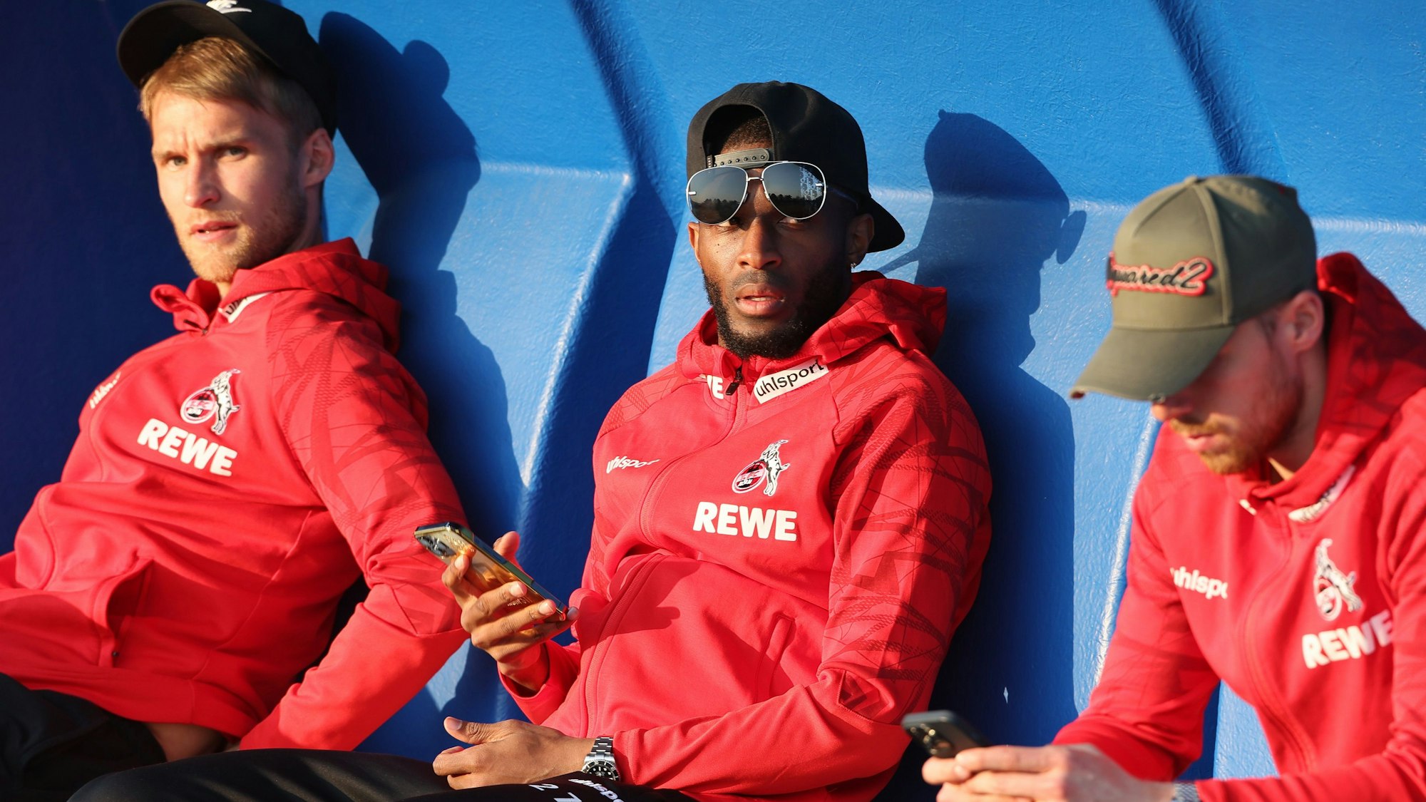 Sebastian Andersson, Anthony Modeste und Marvin Schwäbe sitzen beim 1. FC Köln auf der Bank.