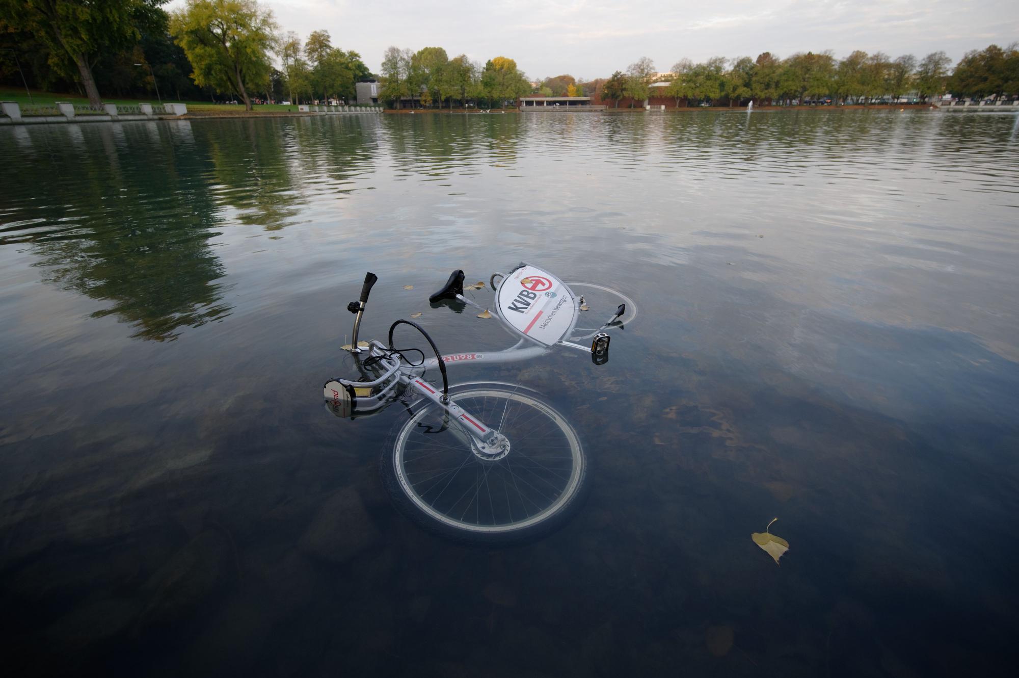Ein Leihrad der Kölner Verkehrsbetriebe (KVB) liegt im Aachener Weiher.