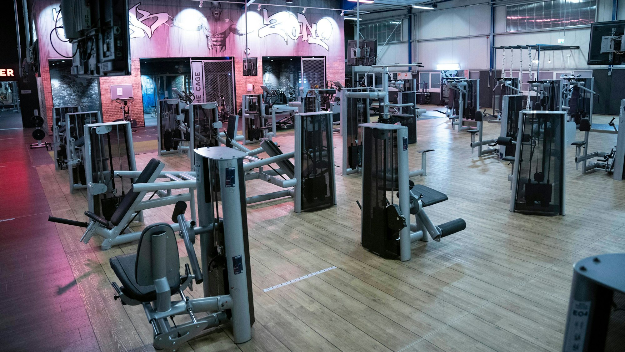 Blick in ein leeres McFit-Studio in Köln