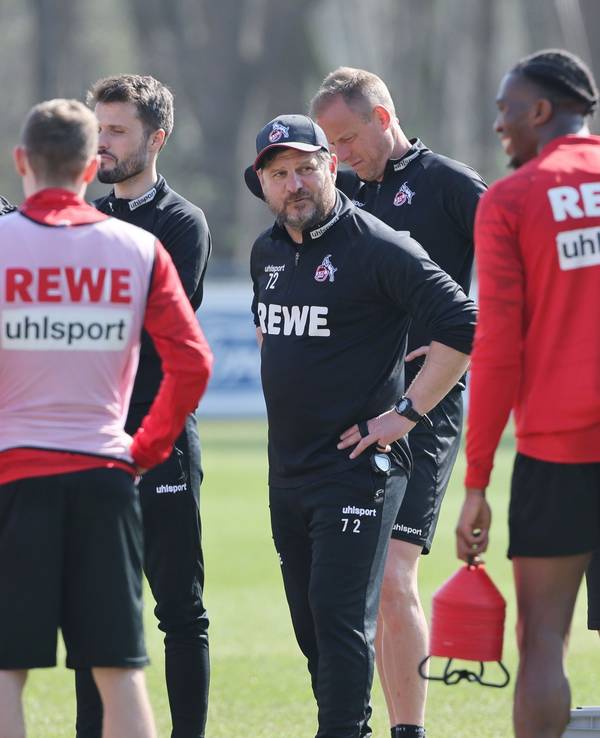 Steffen Baumgart spricht im FC-Training zur Mannschaft.