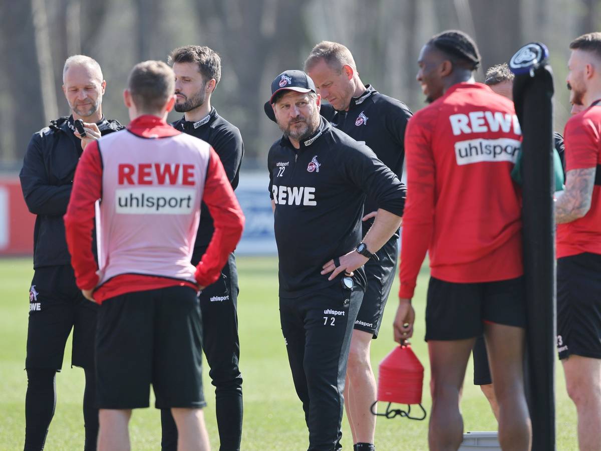 Steffen Baumgart spricht im FC-Training zur Mannschaft.