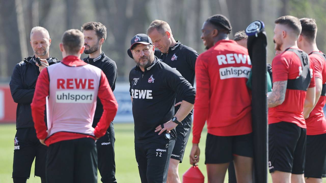 Steffen Baumgart spricht im FC-Training zur Mannschaft.
