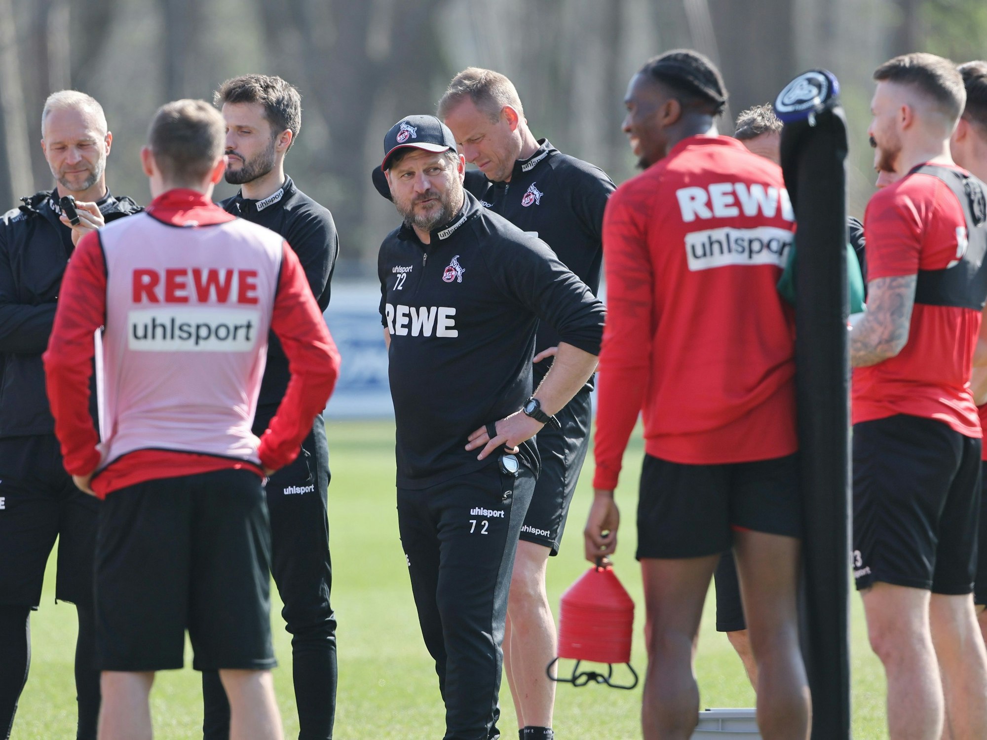 Steffen Baumgart spricht im FC-Training zur Mannschaft.