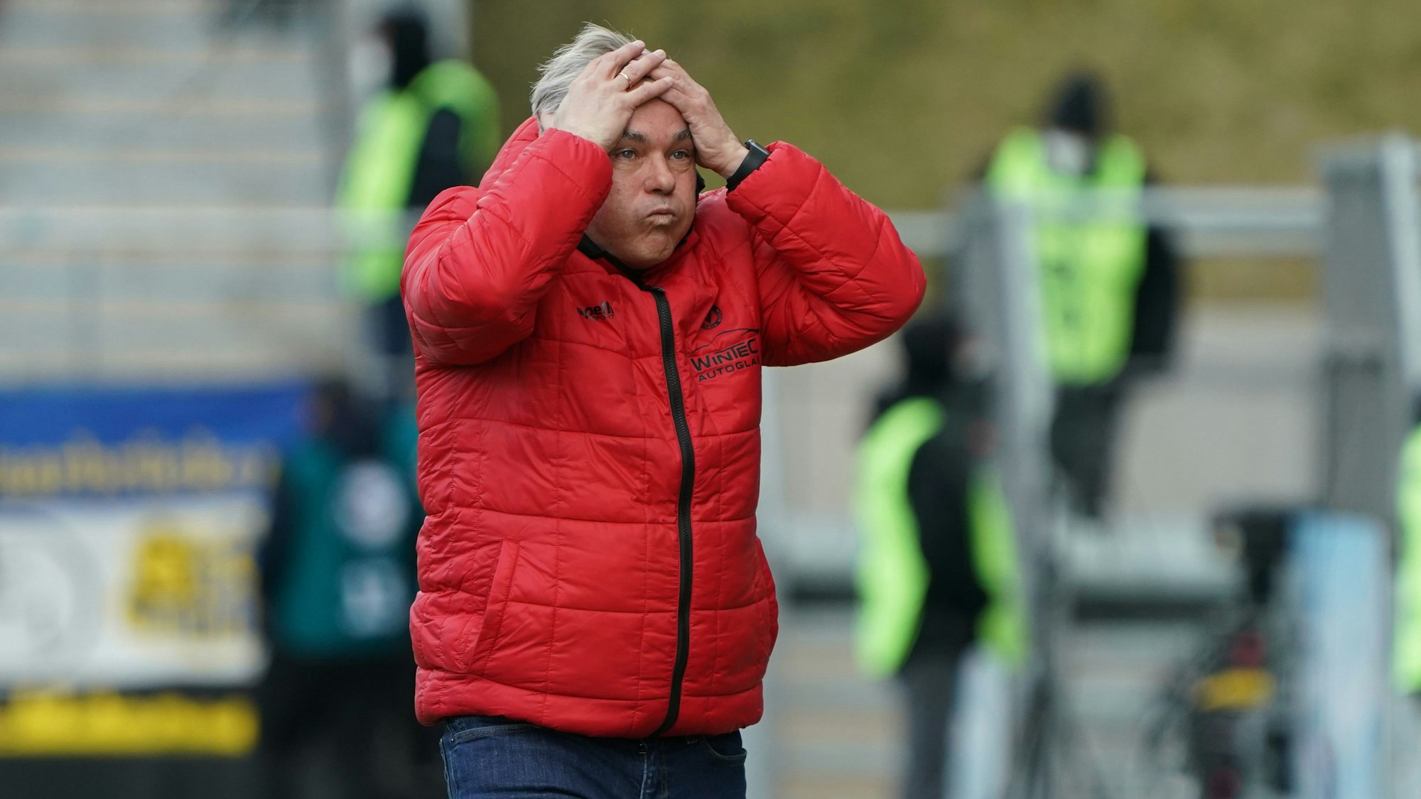 Olaf Janßen plustert die Backen auf und schlägt die Hände über dem Kopf zusammen.