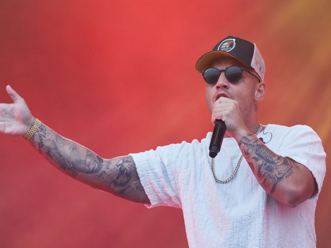 Pietro Lombardi, Sänger, steht auf der Bühne beim Strandkorb Open Air-Konzert am Cruise Center Steinwerder.