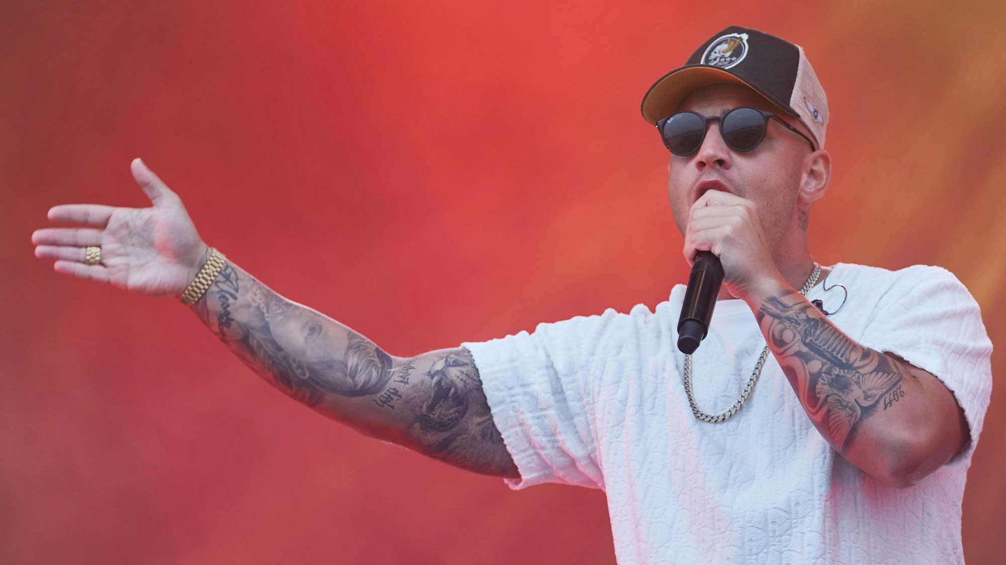 Pietro Lombardi, Sänger, steht auf der Bühne beim Strandkorb Open Air-Konzert am Cruise Center Steinwerder.