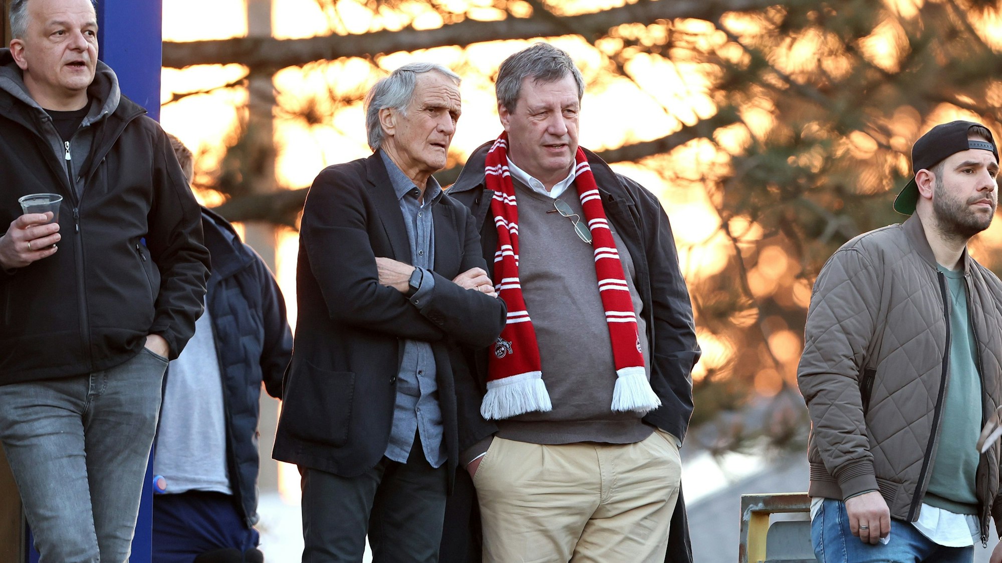 Werner Wolf und Wolfgang Overath sehen das Testspiel zwischen dem 1. FC Köln und Siegburger SV.