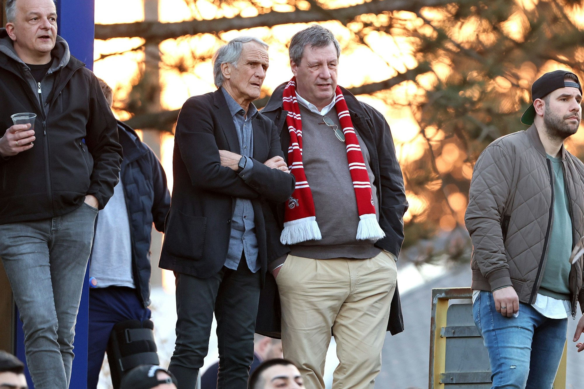 Werner Wolf und Wolfgang Overath sehen das Testspiel zwischen dem 1. FC Köln und Siegburger SV.