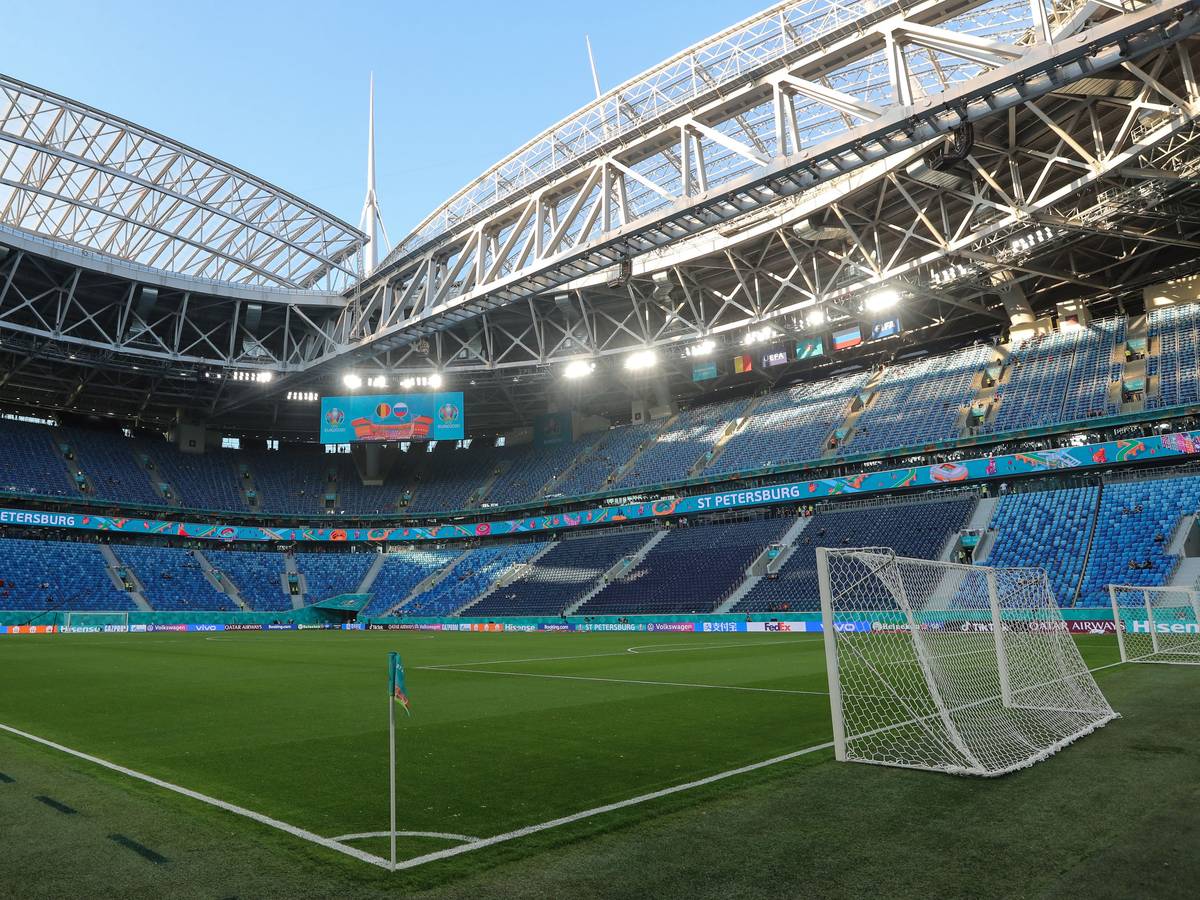 Blick auf das Spielfeld im Stadion St. Petersburg vor dem Spiel.