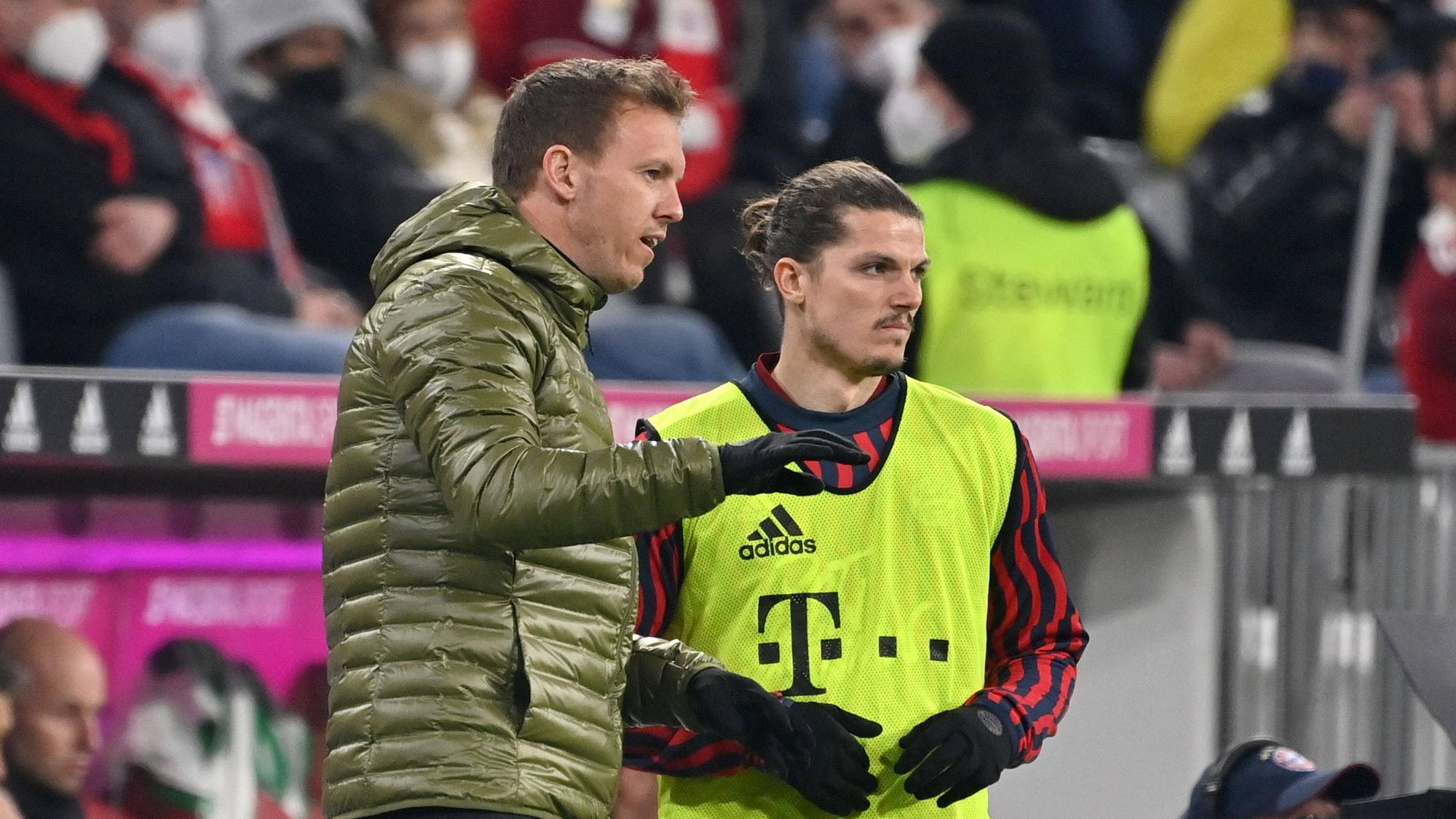 Julian Nagelsmann gibt Marcel Sabitzer vor dessen Einwechslung Anweisungen.