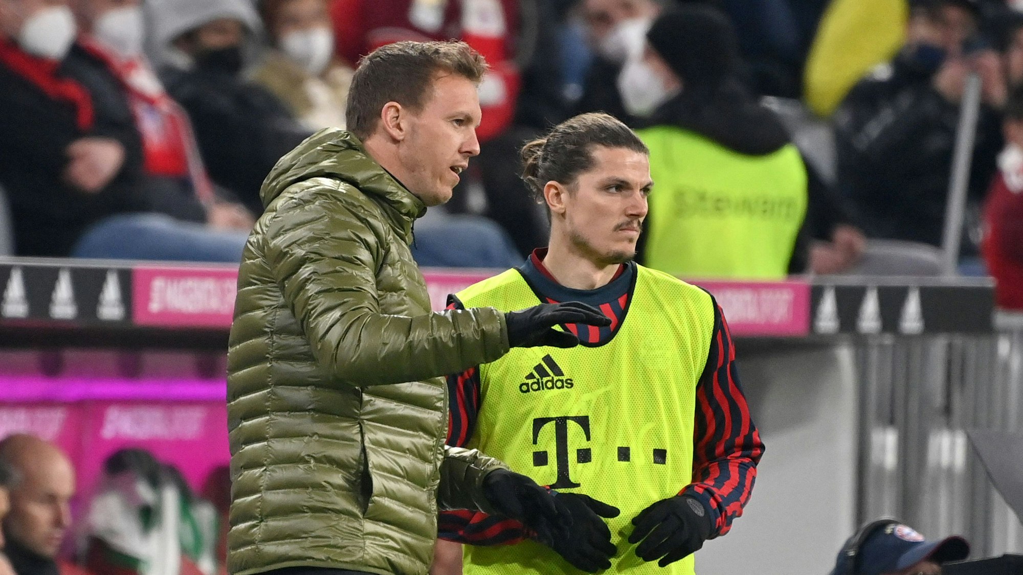 Julian Nagelsmann gibt Marcel Sabitzer vor dessen Einwechslung Anweisungen.