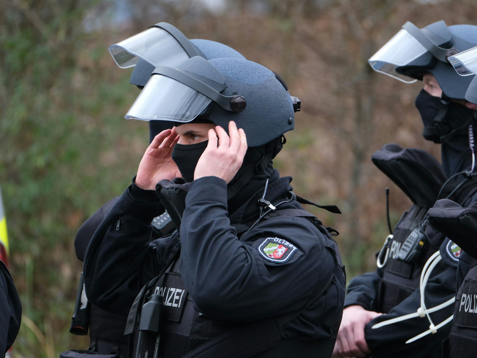 Das Sondereinsatzkommando bei einem Amokalarm an der Heinrich-Böll-Gesamtschule in Köln.