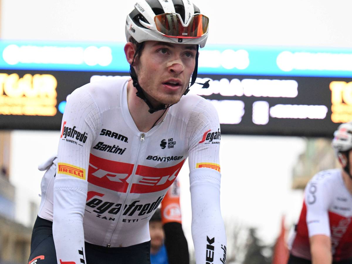 Mathias Skjelmose Jensen sitzt auf seinem Rennrad.