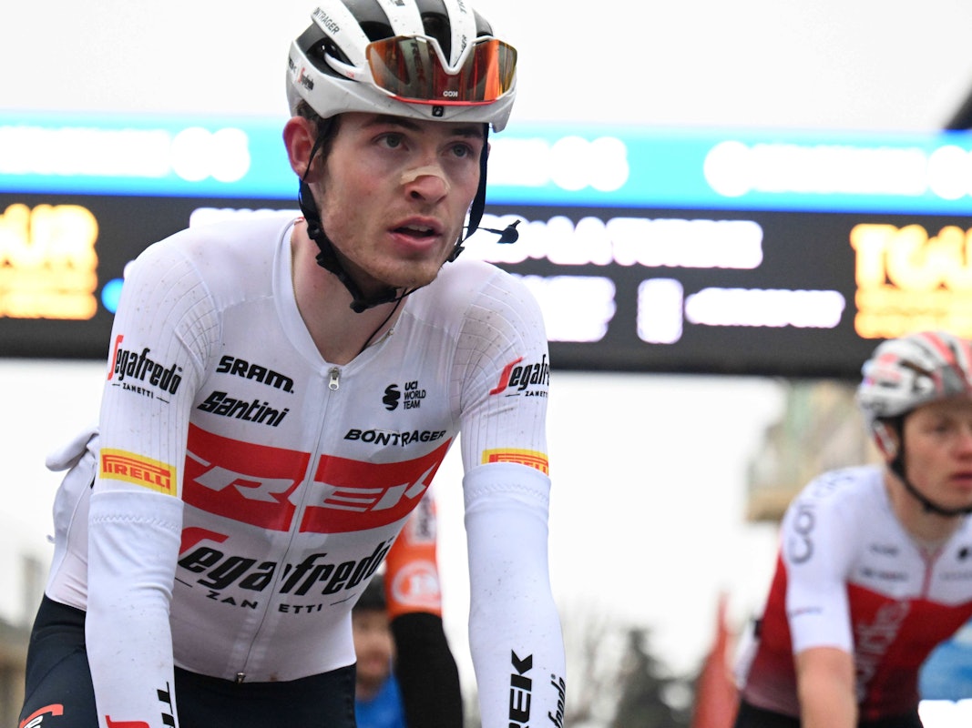 Mathias Skjelmose Jensen sitzt auf seinem Rennrad.