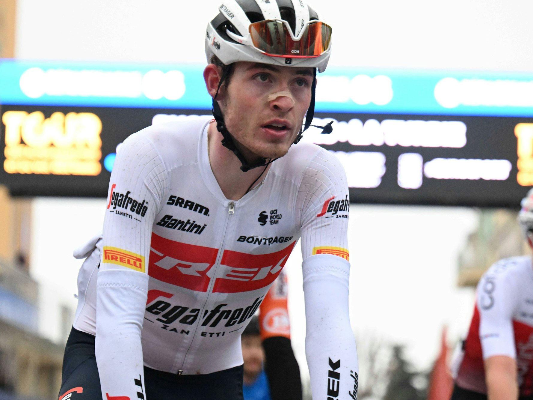 Mathias Skjelmose Jensen sitzt auf seinem Rennrad.