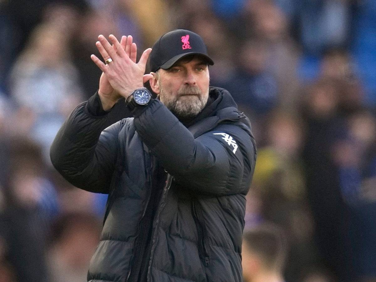 Jürgen Klopp klatscht nach dem Spiel des FC Liverpool bei Brighton & Hove Albion in Richtung seiner Fans.