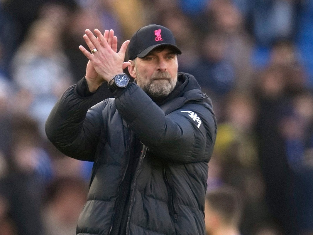 Jürgen Klopp klatscht nach dem Spiel des FC Liverpool bei Brighton & Hove Albion in Richtung seiner Fans.