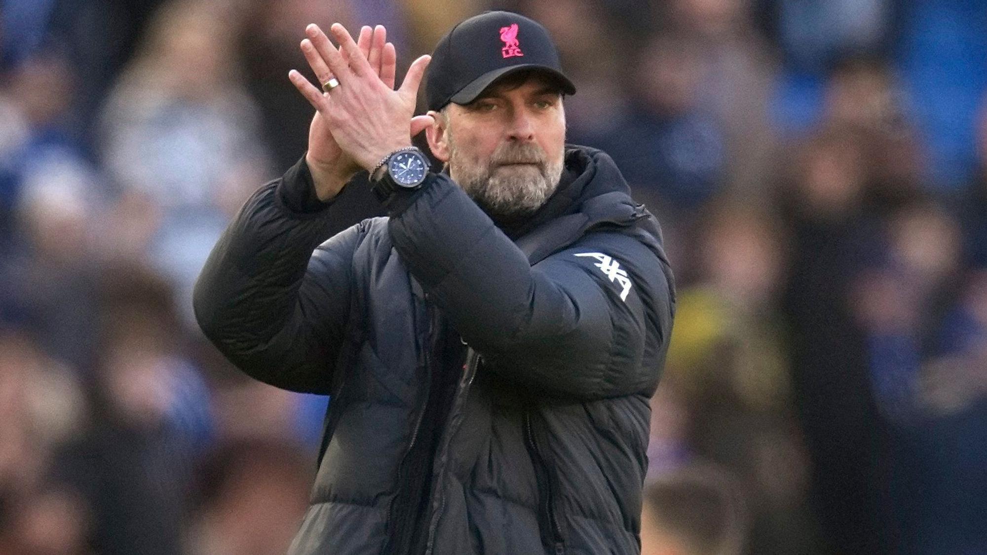 Jürgen Klopp klatscht nach dem Spiel des FC Liverpool bei Brighton & Hove Albion in Richtung seiner Fans.