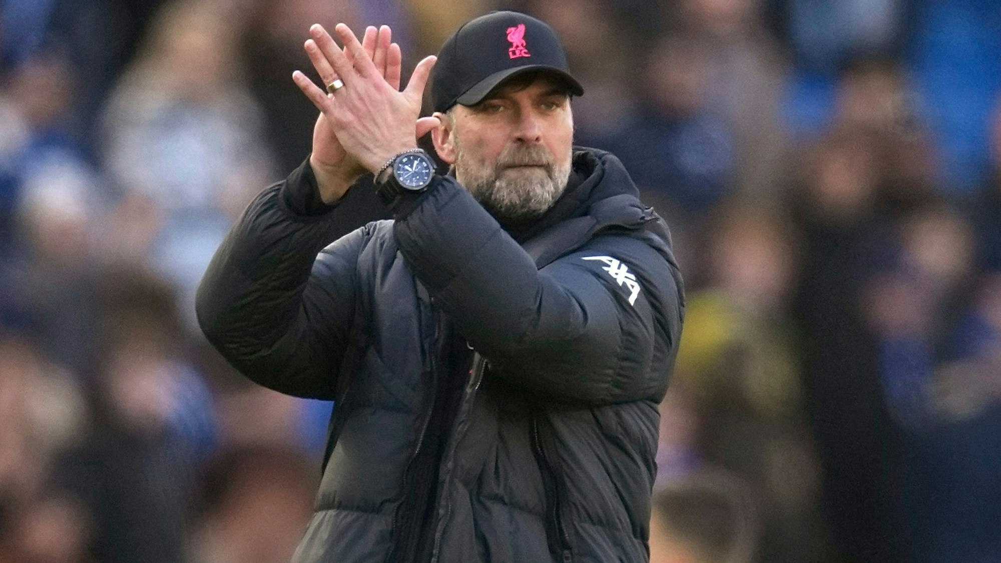 Jürgen Klopp klatscht nach dem Spiel des FC Liverpool bei Brighton & Hove Albion in Richtung seiner Fans.