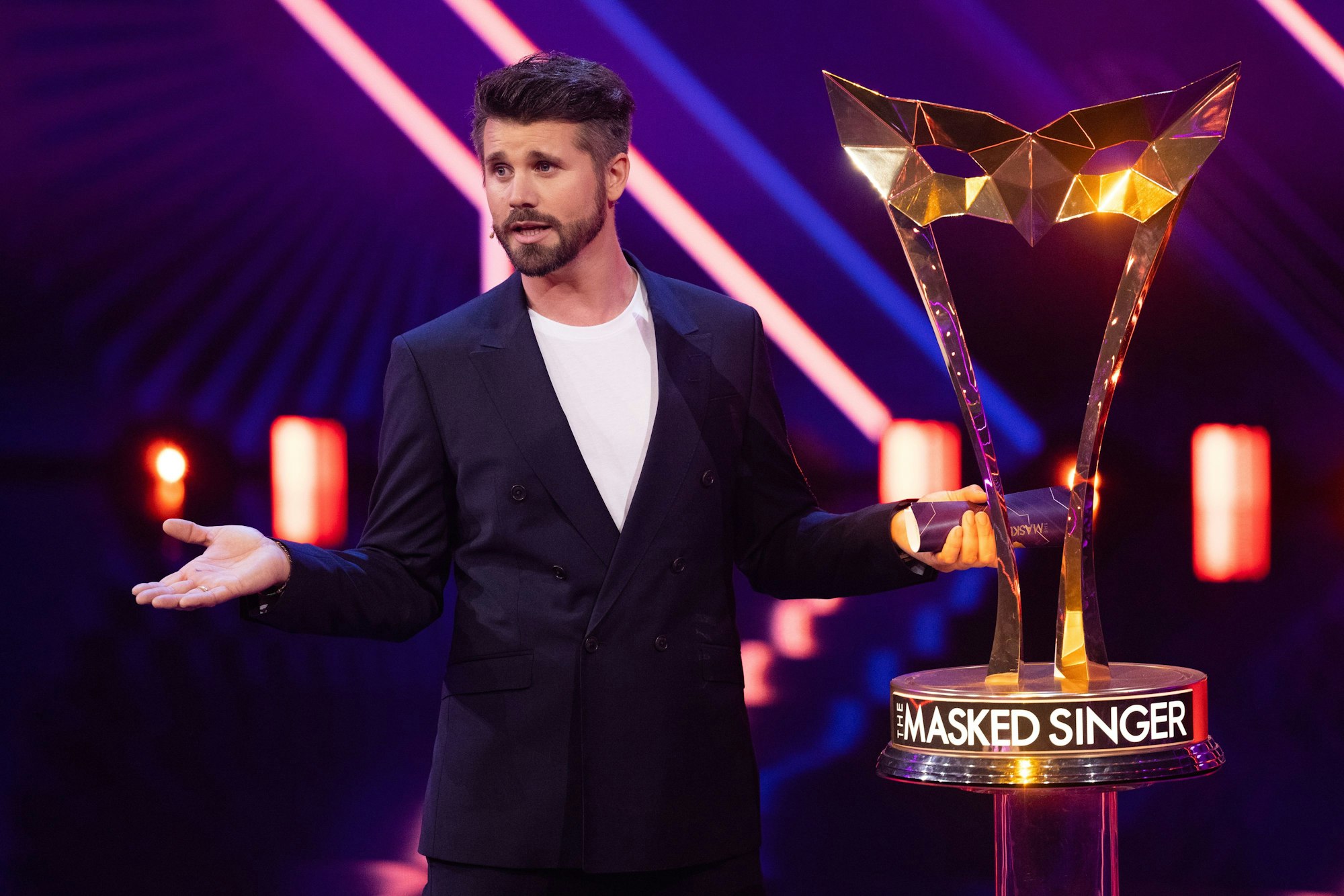 Thore Schölermann, Moderator, steht in der Prosieben-Show „The Masked Singer“ auf der Bühne.
