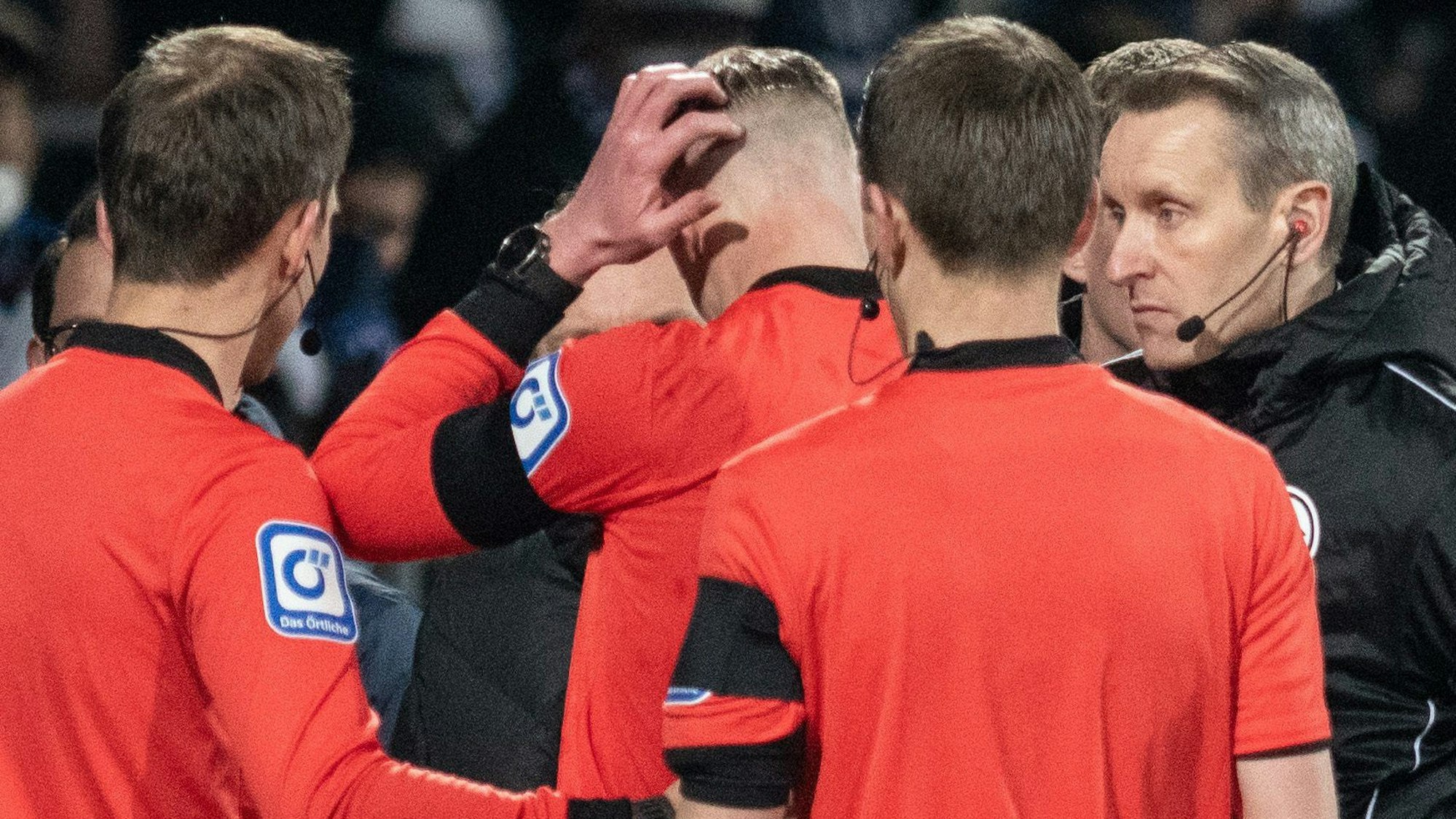 Das Schiedsrichtergespann um Benjamin Cortuns verlässt während des Spiels das Spielfeld, nachdem der Linienrichter Christian Gittelmann (M) einen Gegenstand an den Kopf bekommen hatte.