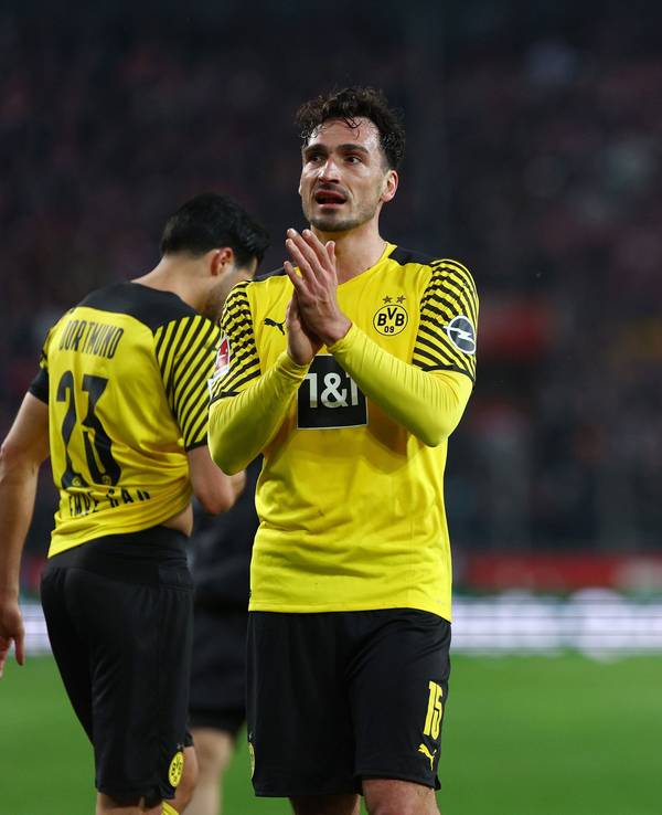 Mats Hummels und Manuel Akanji applaudieren zu den Fans.