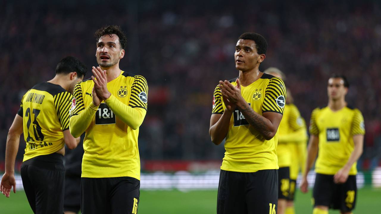 Mats Hummels und Manuel Akanji applaudieren zu den Fans.