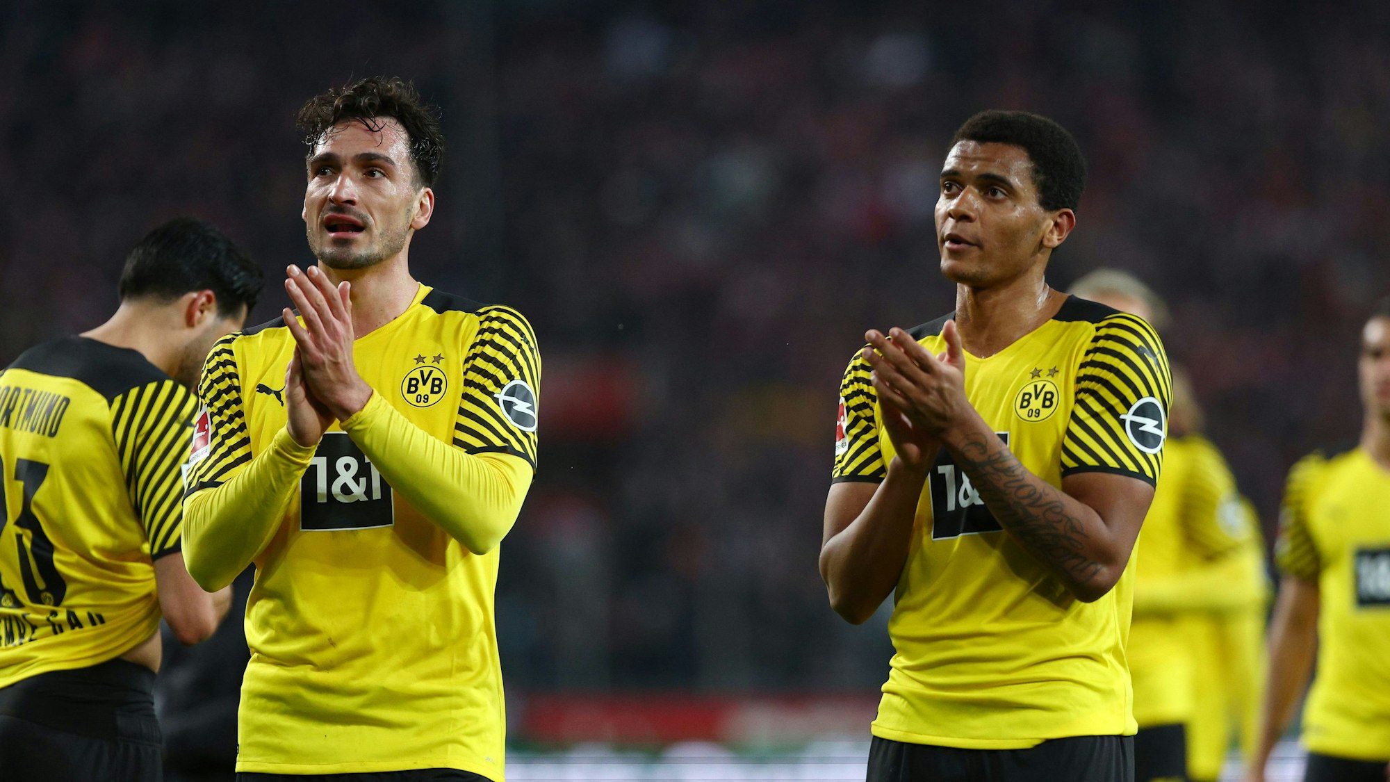 Mats Hummels und Manuel Akanji applaudieren zu den Fans.