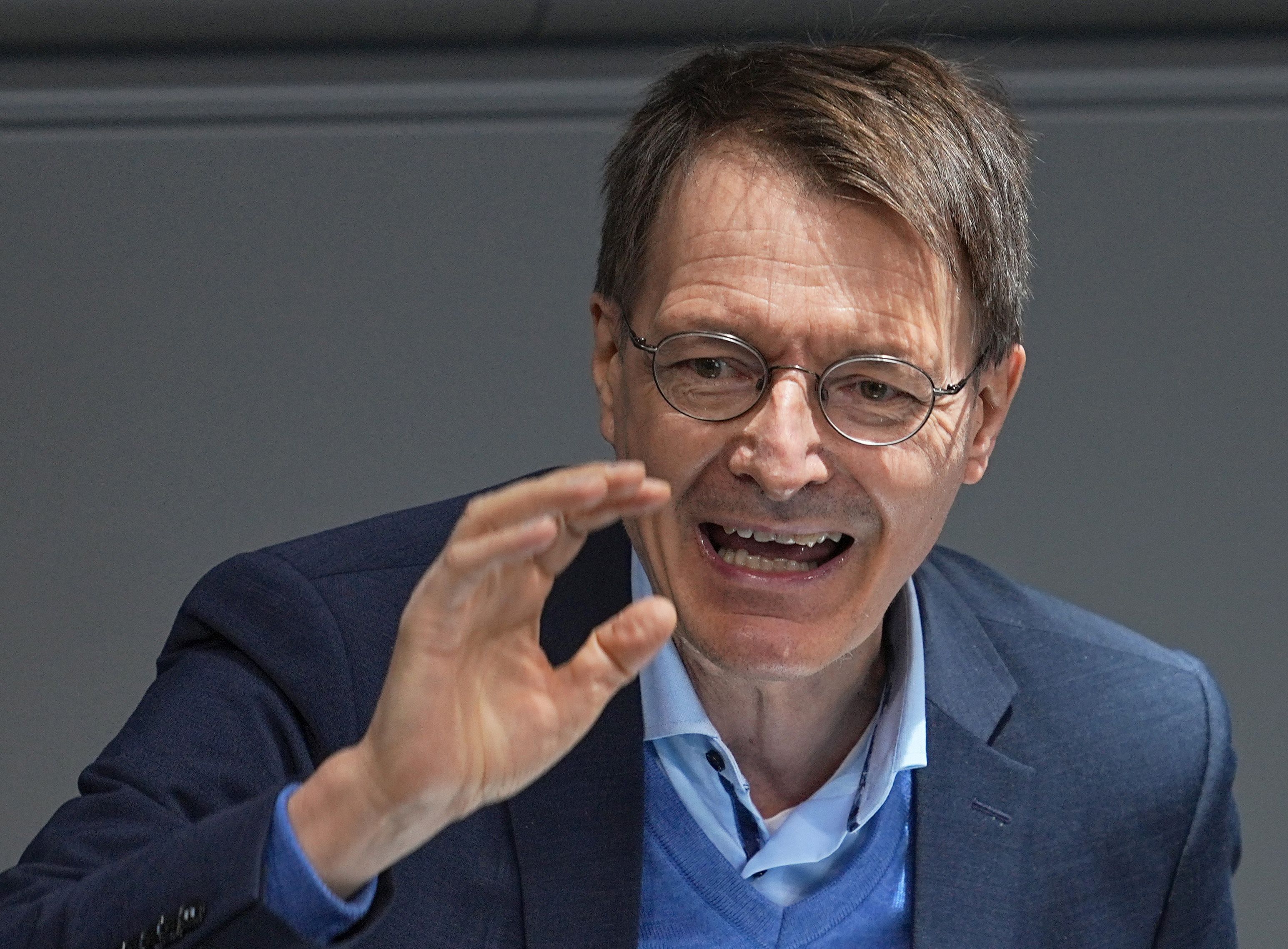 Karl Lauterbach (SPD), Bundesminister für Gesundheit, spricht im Plenum im Bundestag in der Debatte zum Infektionsschutzgesetz.