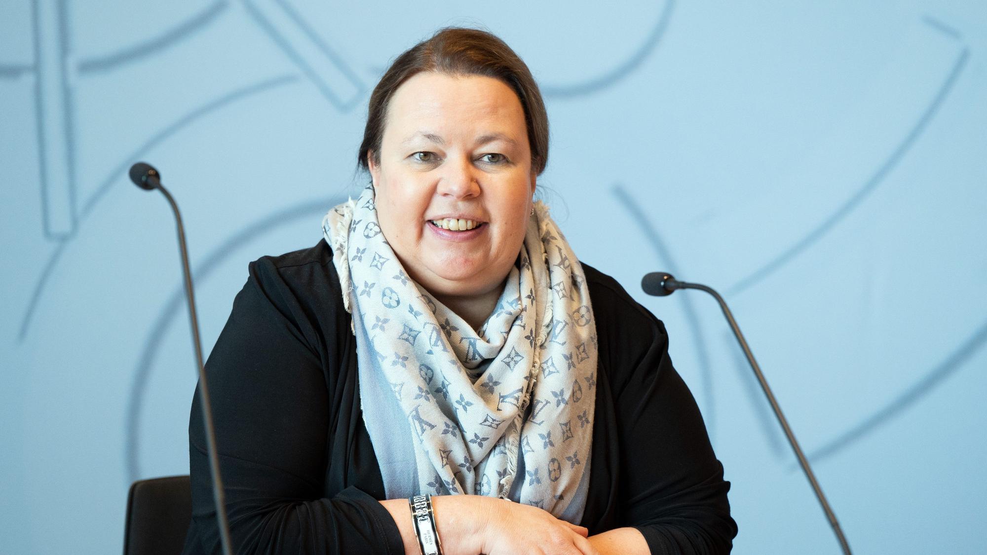 Nordrhein-Westfalens Umweltministerin Ursula Heinen-Esser (CDU) am 20. Januar 2022 bei einer Pressekonferenz. Sie steht in der Kritik, weil sie während der Flutkatastrophe 2021 auf Mallorca war.