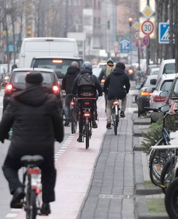 Radfahrende auf der Venloer Straße in Köln.