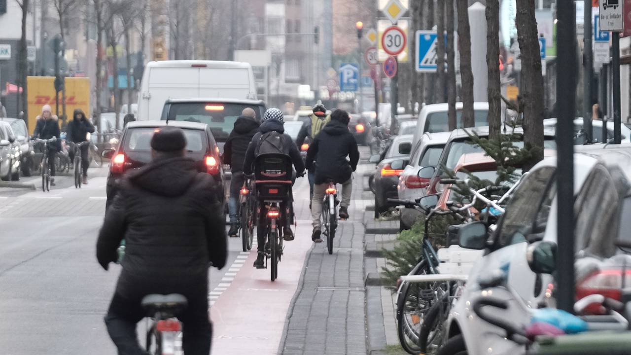 Radfahrende auf der Venloer Straße in Köln.