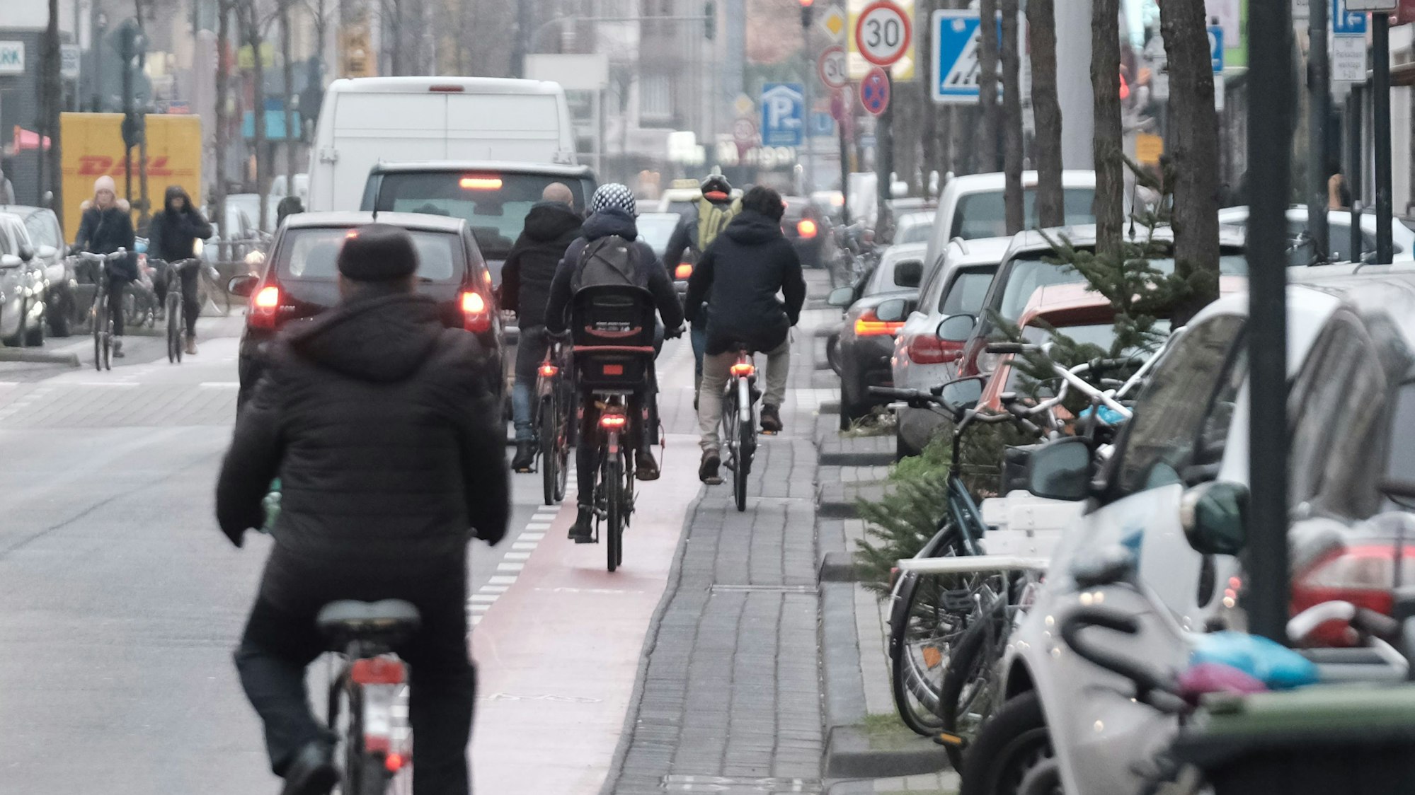 Radfahrende auf der Venloer Straße in Köln.