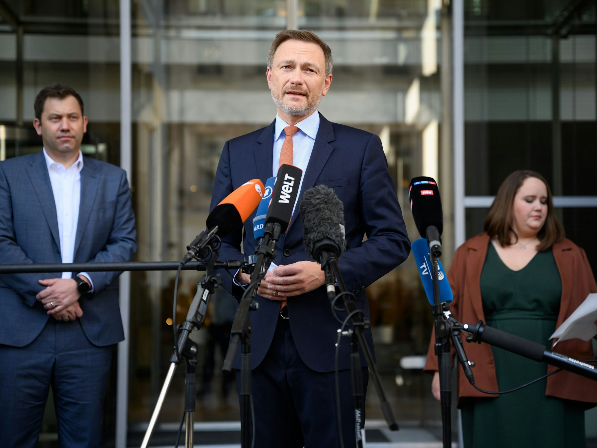 Die Vorsitzenden der Ampel-Parteien stellen das Entlastungspaket vor.