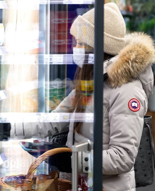 M&M's, Bounty, Twix: Der Lebensmittelhersteller Mars hat einige seiner Eiscreme-Produkte zurückgerufen. Unser Archivbild aus dem Jahr 2021 zeigt eine Supermarkt-Kundin am Eisregal.