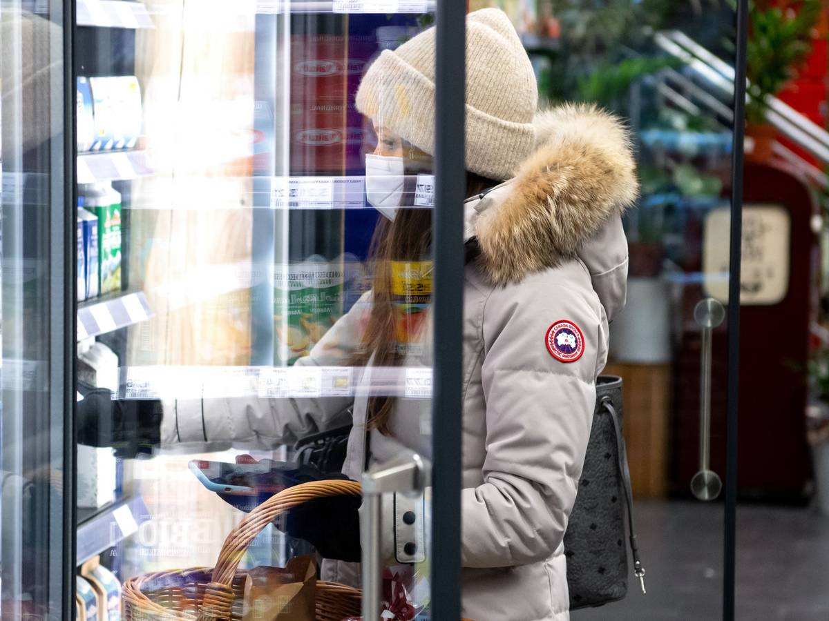 M&M's, Bounty, Twix: Der Lebensmittelhersteller Mars hat einige seiner Eiscreme-Produkte zurückgerufen. Unser Archivbild aus dem Jahr 2021 zeigt eine Supermarkt-Kundin am Eisregal.