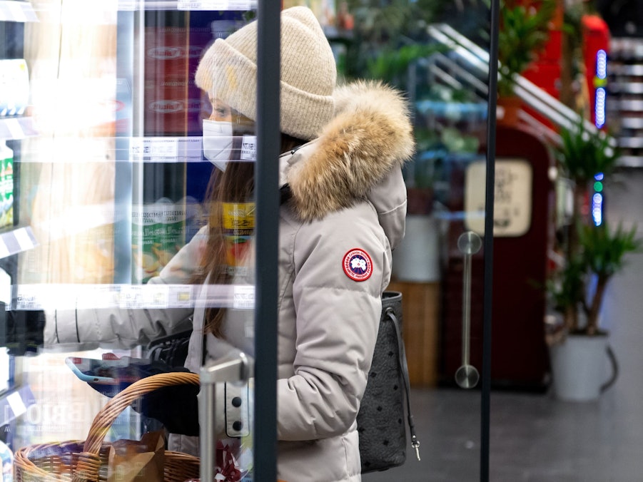 M&M's, Bounty, Twix: Der Lebensmittelhersteller Mars hat einige seiner Eiscreme-Produkte zurückgerufen. Unser Archivbild aus dem Jahr 2021 zeigt eine Supermarkt-Kundin am Eisregal.